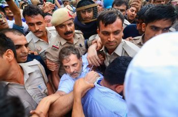 রাহুল ও প্রিয়াঙ্কা গান্ধী আটক, মোদির বিরুদ্ধে প্রতিবাদ