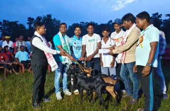 ভারতের আদিবাসী গ্রামে ফুটবল টুর্নামেন্টে পুরস্কার ছাগল