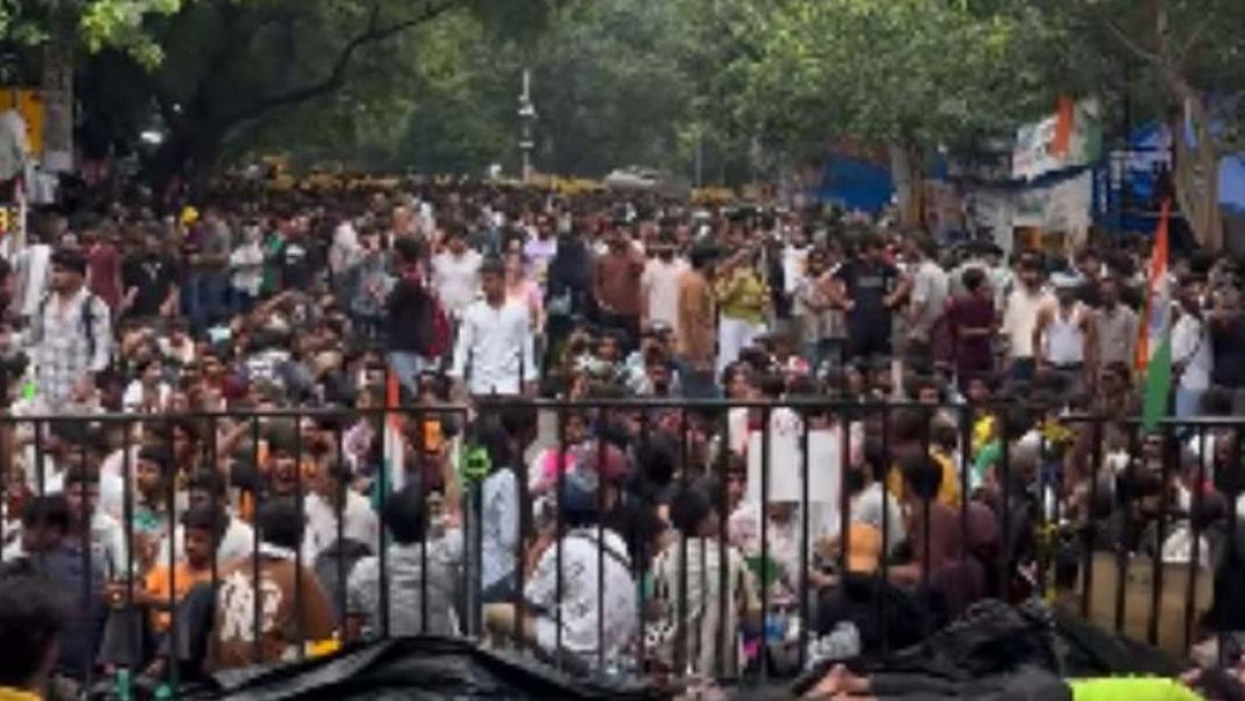 যন্তর মন্তরে ককরোচ পার্টির প্রতিবাদ, দাবি শিক্ষামন্ত্রীর পদত্যাগ