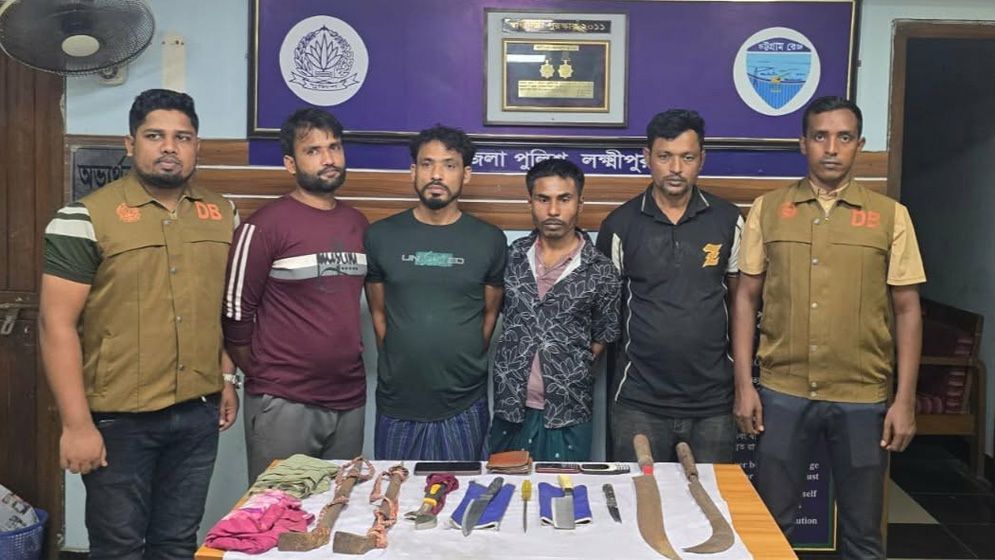লক্ষ্মীপুরে ডাকাতির প্রস্তুতিকালে চার সদস্য আটক, অস্ত্র উদ্ধার