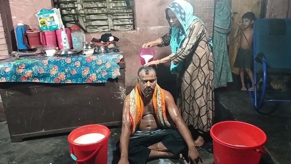 ঠাকুরগাঁওয়ে দুধ দিয়ে গোসল করে মাদক ব্যবসা ছাড়ার ঘোষণা
