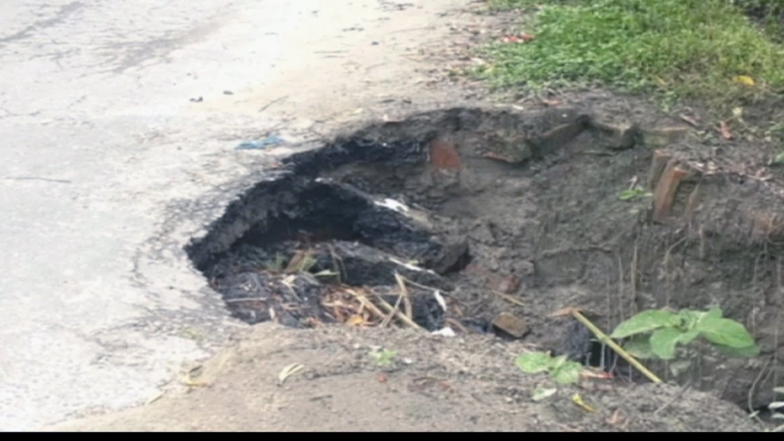 রংপুর-লালমনিরহাট সড়কে ভয়াবহ ধস, দুর্ঘটনার ঝুঁকি বৃদ্ধি