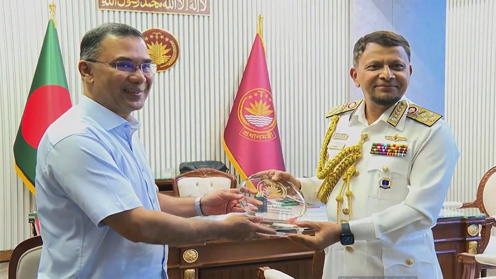 প্রধানমন্ত্রীর সঙ্গে বিদায়ী নৌবাহিনী প্রধানের সাক্ষাৎ