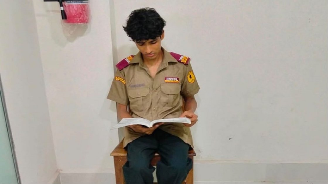বাবার দাফনের পর চাকরিতে ফিরলেন এইচএসসি পরীক্ষার্থী ইসমাইল ইকন