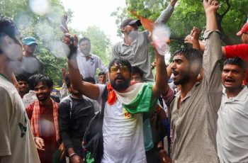 ককরোচ আন্দোলনের তীব্রতায় মোদি সরকারের ওপর চাপ বাড়ছে