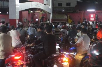সাতক্ষীরার পেট্রোল পাম্পে তেল সংকটের গুজবে ভিড়