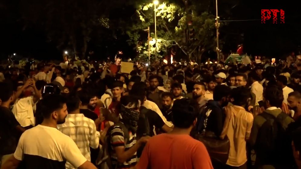 ভারতের যন্তর মন্তরে আন্দোলনে সমর্থন বাড়ছে, শিক্ষার্থীরা একত্রিত