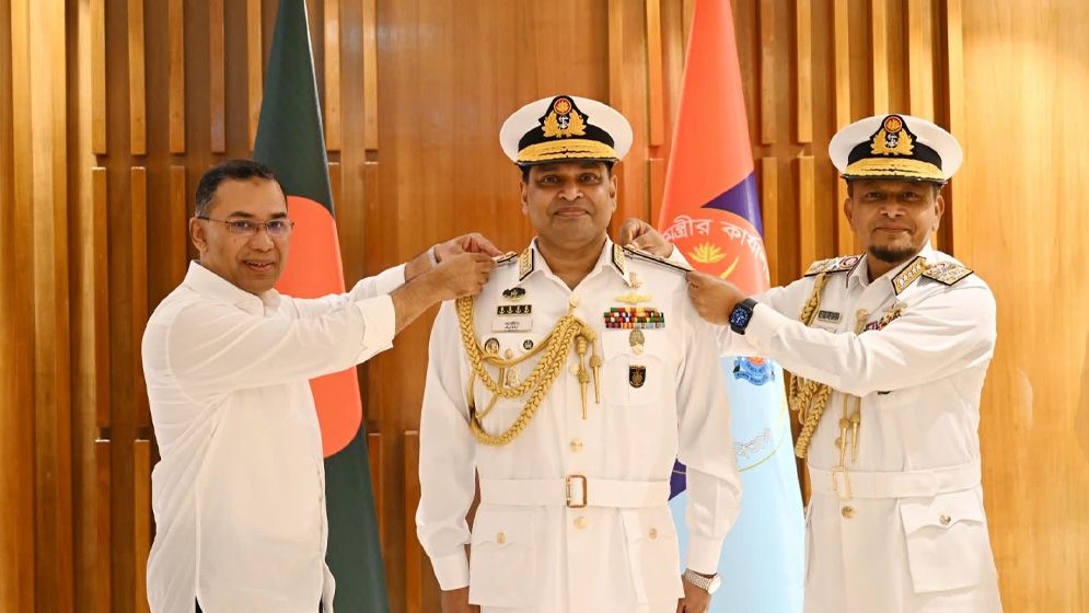 প্রধানমন্ত্রীর হাতে নবনিযুক্ত নৌবাহিনী প্রধানের র‍্যাঙ্ক ব্যাজ পরানো