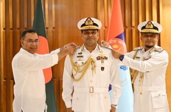 প্রধানমন্ত্রীর হাতে নবনিযুক্ত নৌবাহিনী প্রধানের র‍্যাঙ্ক ব্যাজ পরানো
