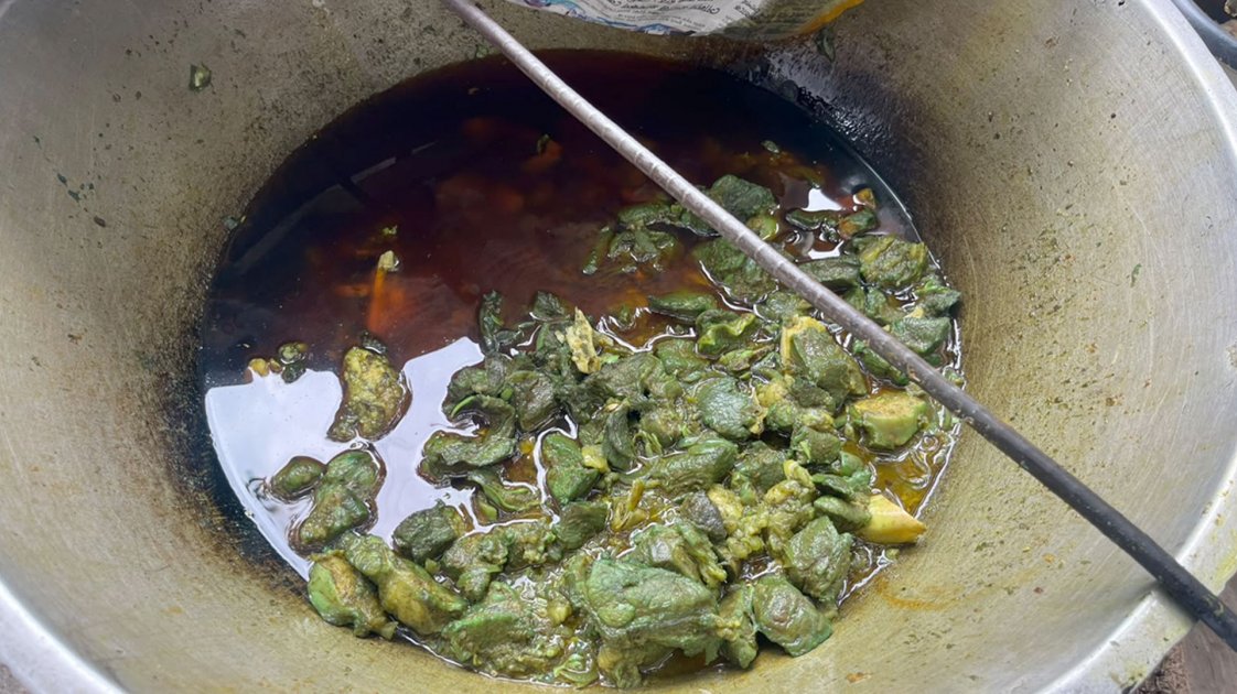 পাইকগাছায় রান্না করা গরুর মাংস সবুজ হওয়ায় থানায় নিয়ে যাওয়া