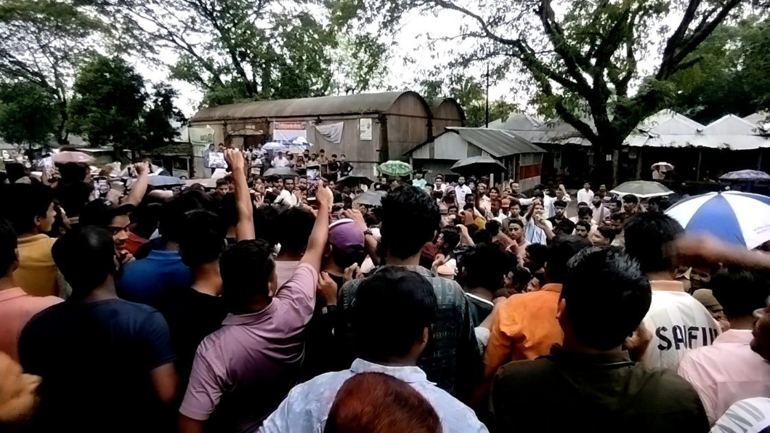 খোকসায় বেনাপোল এক্সপ্রেস ট্রেনের যাত্রাবিরতি বহালের দাবিতে বিক্ষোভ