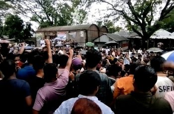 খোকসায় বেনাপোল এক্সপ্রেস ট্রেনের যাত্রাবিরতি বহালের দাবিতে বিক্ষোভ