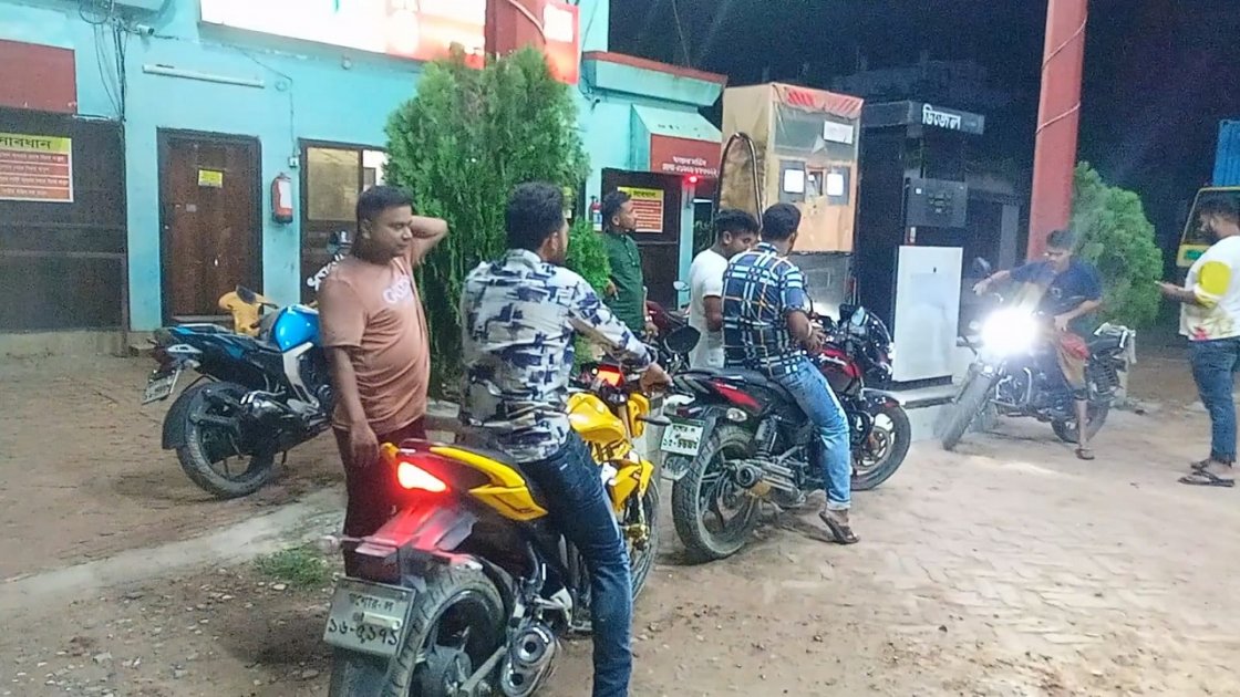 জ্বালানি তেলের দাম বৃদ্ধির খবরে সীমান্তে ভিড়ের সৃষ্টি