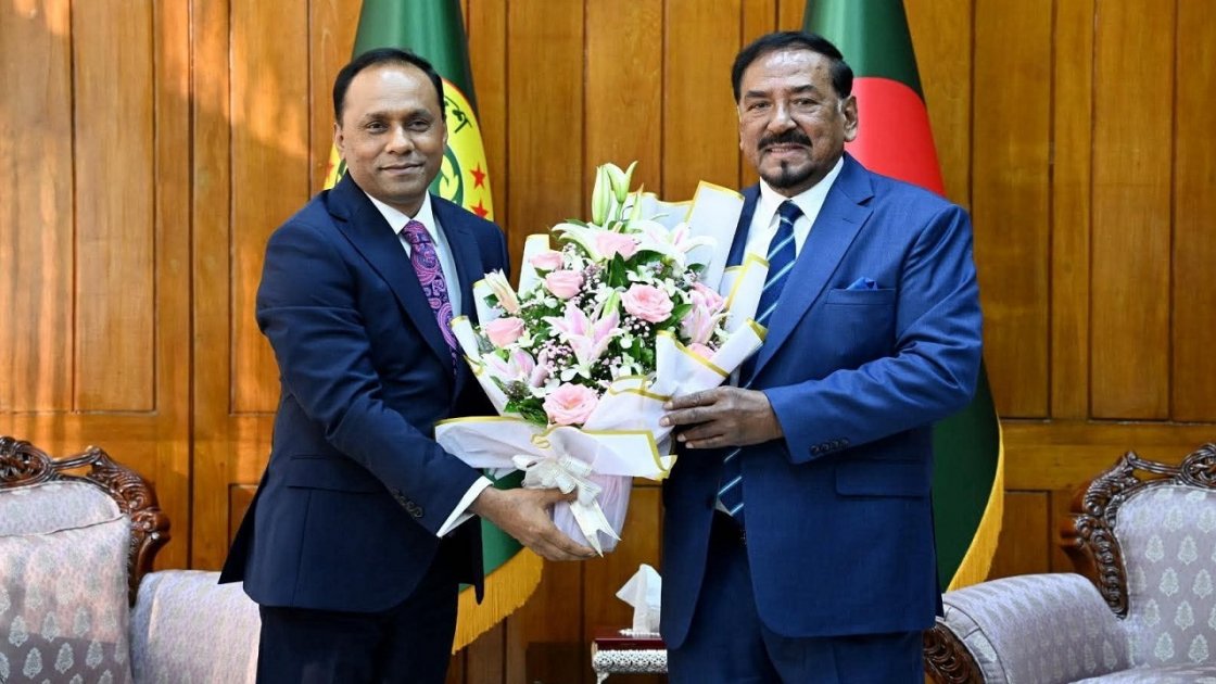 রাষ্ট্রপতির দায়িত্বভার গ্রহণে স্পিকারকে ফুলেল শুভেচ্ছা