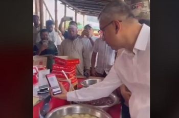 বাংলা কিউআরের প্রচারে নীলা মার্কেটে গভর্নরের পরিদর্শন