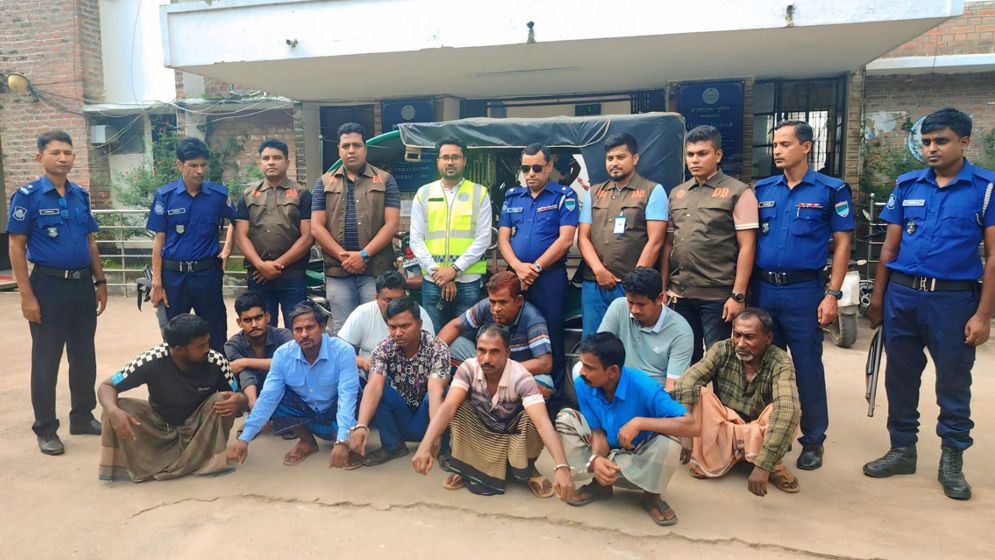 ঝিনাইদহে ইজিবাইক ছিনতাই চক্রের ১০ সদস্য গ্রেফতার