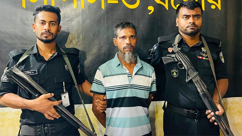 যশোরে বিদেশি পিস্তলসহ অস্ত্র ব্যবসায়ী আটক