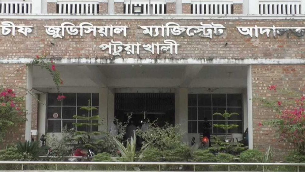 পটুয়াখালীতে দুই কুকুর হত্যা, গ্রেফতারি পরোয়ানা জারি