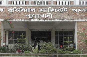 পটুয়াখালীতে দুই কুকুর হত্যা, গ্রেফতারি পরোয়ানা জারি