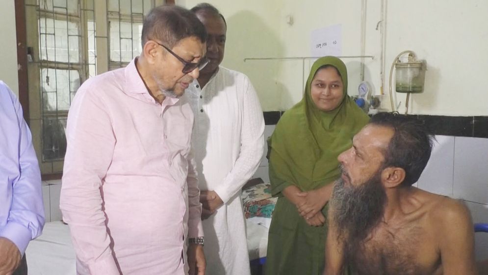 সাতক্ষীরায় হাসপাতাল পরিদর্শনে স্বাস্থ্যমন্ত্রী, দুই চিকিৎসক বরখাস্ত