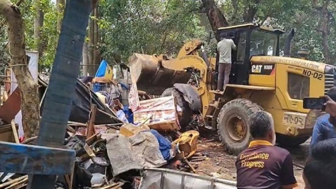 সোহরাওয়ার্দী উদ্যানে অবৈধ স্থাপনা উচ্ছেদ, মসজিদ নির্মাণের চেষ্টা ব্যর্থ