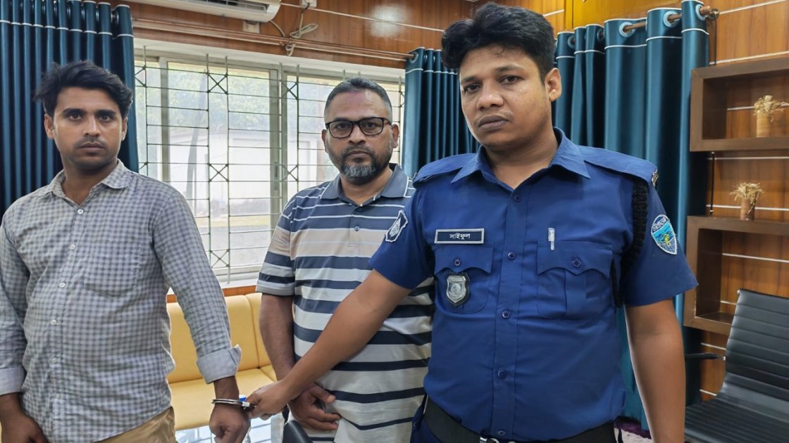 কুমিল্লা নির্বাচন অফিসে দুই ভুয়া কর পরিদর্শক আটক