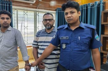 কুমিল্লা নির্বাচন অফিসে দুই ভুয়া কর পরিদর্শক আটক