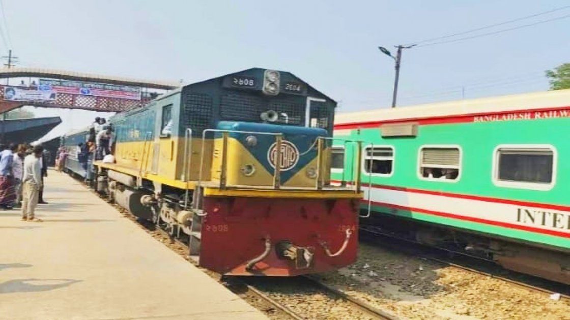 রেলওয়ের আয় বেড়েছে, তবুও ব্যয়ের চাপ অব্যাহত