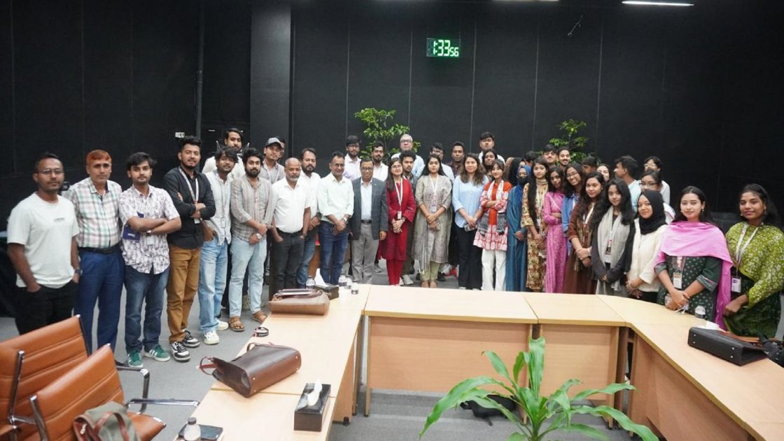 ড্যাফোডিল বিশ্ববিদ্যালয়ের শিক্ষার্থীদের অনুসন্ধানী সাংবাদিকতার পরিদর্শন