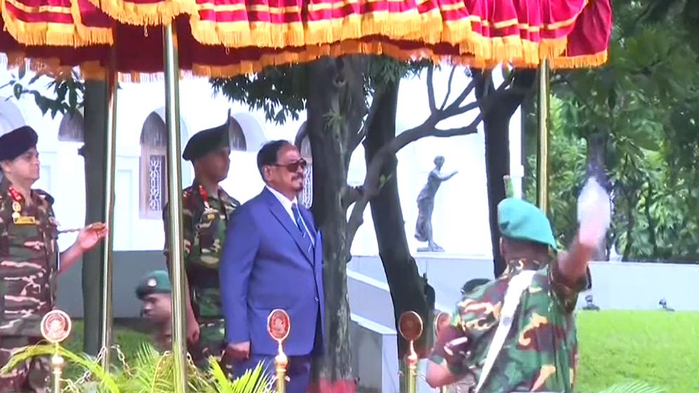 ভারপ্রাপ্ত রাষ্ট্রপতি হাফিজ উদ্দিনের বঙ্গভবনে প্রথম সফর