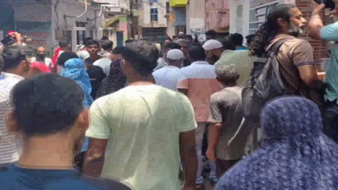 যশোরে এমপি কন্যার আচরণে বিক্ষোভ, বাড়ি ঘেরাও স্থানীয়দের