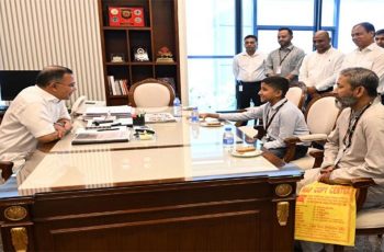 প্রধানমন্ত্রীর সঙ্গে সাক্ষাৎ করল তাহসিন, বোনের স্মৃতিতে আবেগঘন মুহূর্ত