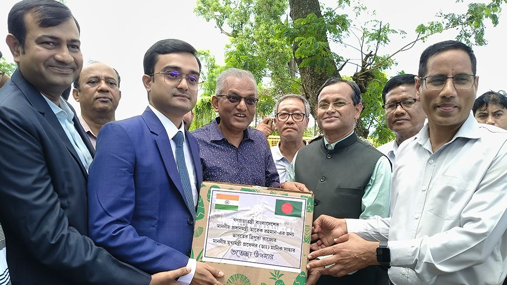ত্রিপুরার মুখ্যমন্ত্রী প্রধানমন্ত্রী তারেক রহমানকে আনারস উপহার দিলেন