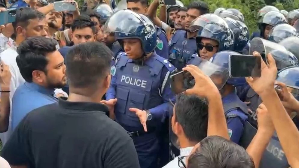 শ্রীমঙ্গলে পুলিশি বাধা পেরিয়ে হবিগঞ্জের পথে এনসিপি নেতারা