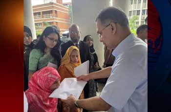 প্রধানমন্ত্রীর হাতে প্রতিবন্ধীদের নিয়োগপত্র প্রদান