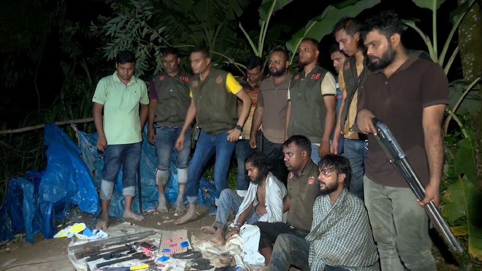 বগুড়ায় রকি বাহিনীর প্রধানসহ তিনজন গ্রেফতার