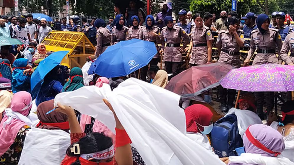 শাহবাগে অবস্থান কর্মসূচি, আগস্টে যোগদানের দাবি শিক্ষকদের