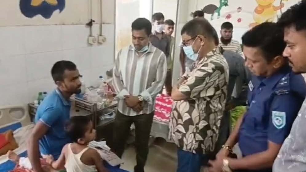 গাইবান্ধার স্বাস্থ্য কমপ্লেক্সে দুই কর্মী বরখাস্ত, মন্ত্রীর পরিদর্শন