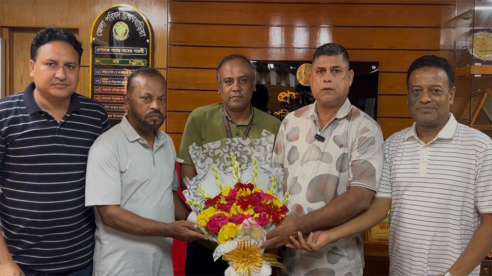 ট্রেনে ফেলে যাওয়া স্বর্ণ ও টাকা ফিরিয়ে দিলেন স্টুয়ার্ড গার্ড