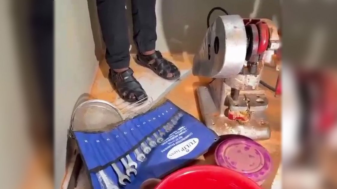 রাজধানীতে ইয়াবা তৈরির মেশিনসহ দুইজন আটক