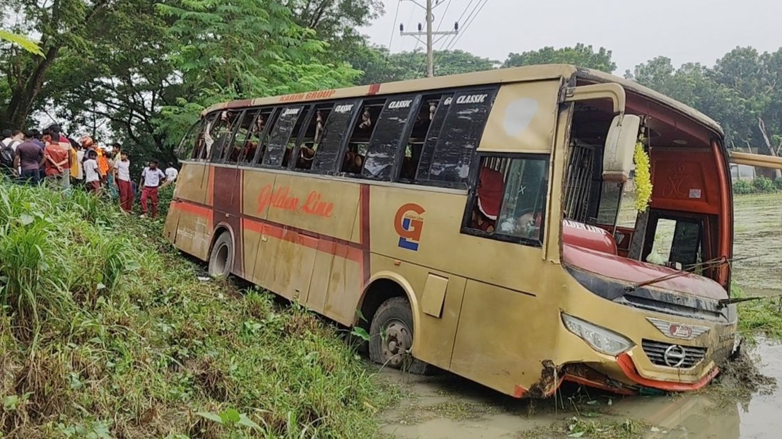 মাগুরায় বাস-ট্রাক সংঘর্ষে আহত ১০, উদ্ধার চলছে
