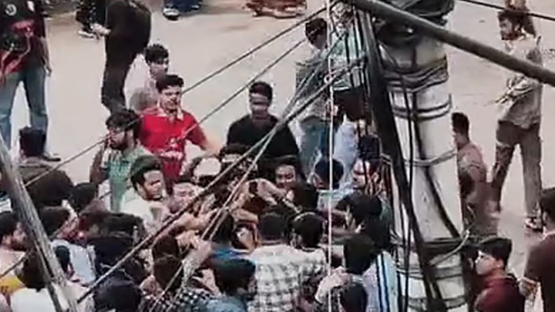 ঢাকায় ছাত্রদল ও শিবিরের সংঘর্ষে আহত ২২, উত্তেজনা অব্যাহত