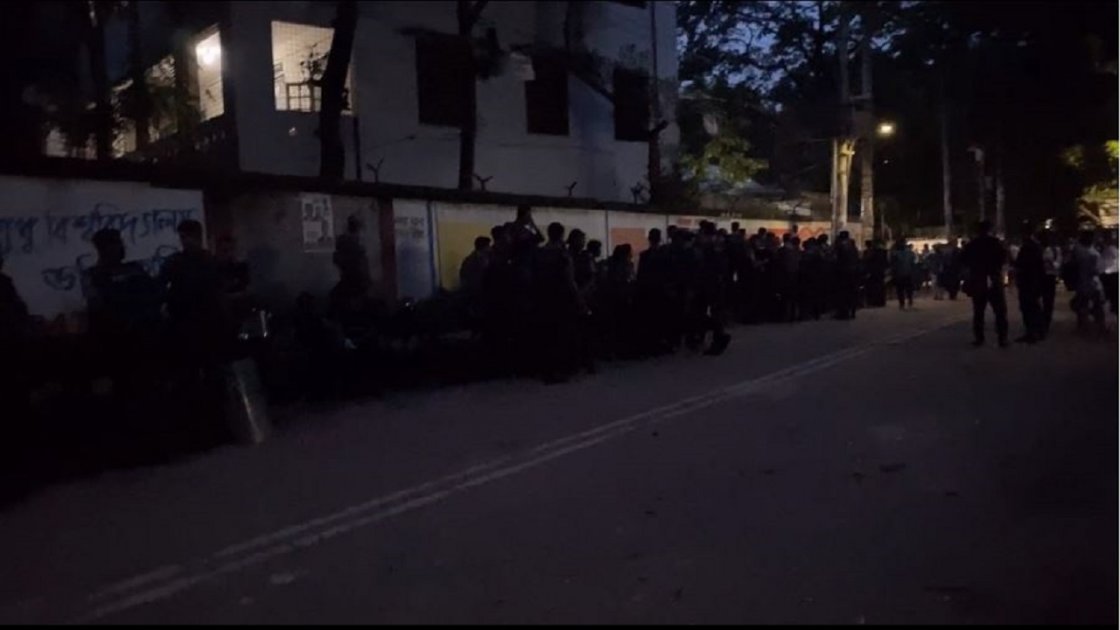 ঢাকা আলিয়ায় ছাত্রদল ও শিবিরের সংঘর্ষ, পরিস্থিতি থমথমে