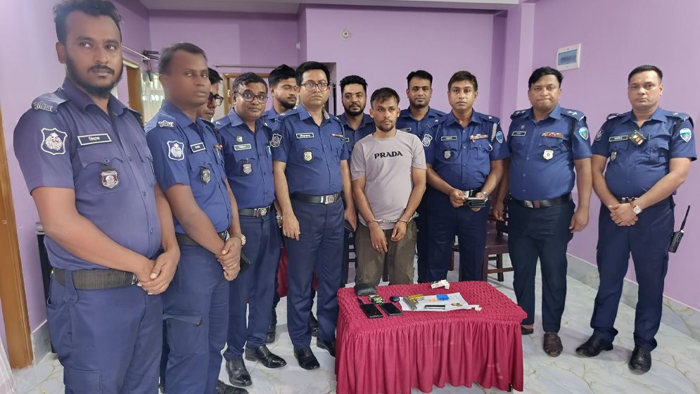 নোয়াখালীতে প্রবাসীর স্ত্রীকে পিস্তল ঠেকিয়ে ১০ লাখ টাকা চাঁদা দাবি