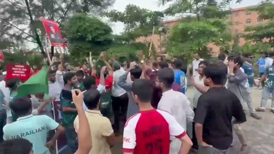 বরিশাল বিশ্ববিদ্যালয়ে ছাত্রদল ও ছাত্রশিবিরের সংঘর্ষ, আহত কয়েকজন