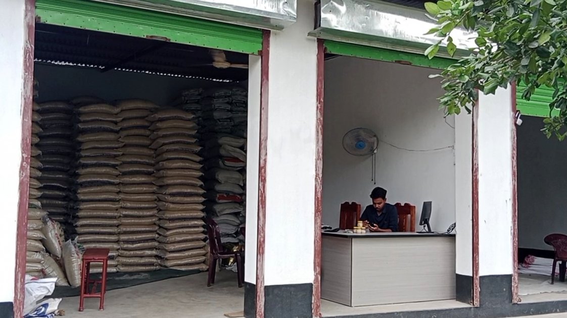নাটোরে গোডাউনের তালা কেটে ১৫০ বস্তা চাল চুরি