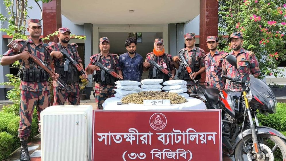 সাতক্ষীরায় ১২ কেজি কুশ মাদকসহ চোরাকারবারী আটক
