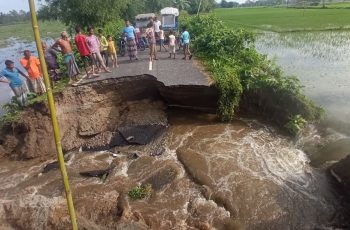 লালমনিরহাটে তিস্তার পানির তোড়ে আঞ্চলিক সড়ক ভেঙে, দুর্ভোগে ২ হাজার পরিবার