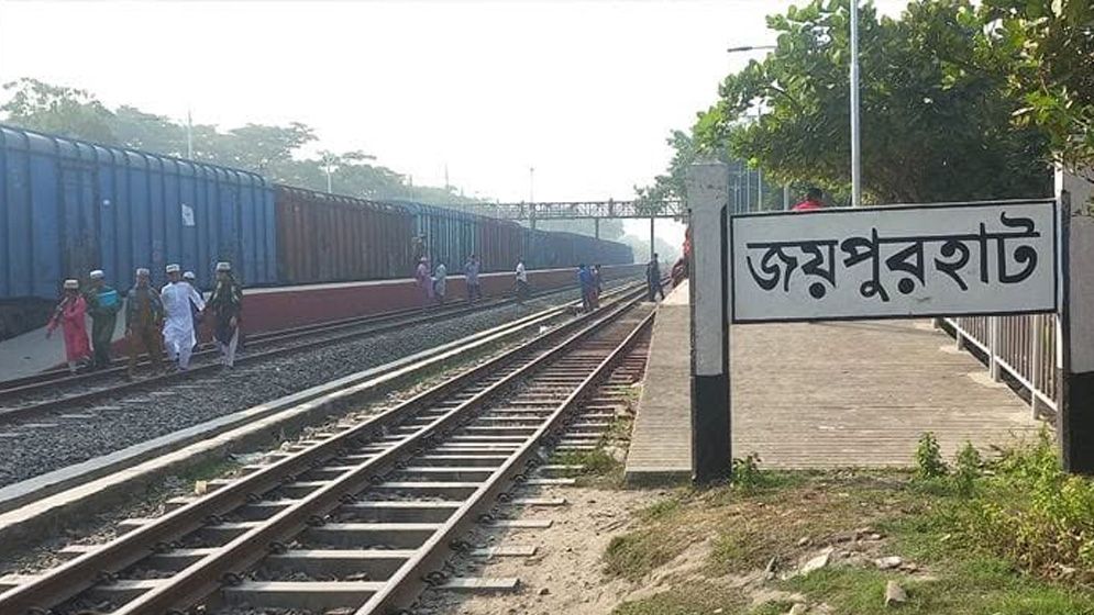 জয়পুরহাটে নীলসাগর এক্সপ্রেস থেকে পড়ে নিহত ক্যানটিন বয়