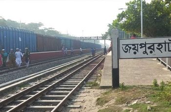 জয়পুরহাটে নীলসাগর এক্সপ্রেস থেকে পড়ে নিহত ক্যানটিন বয়